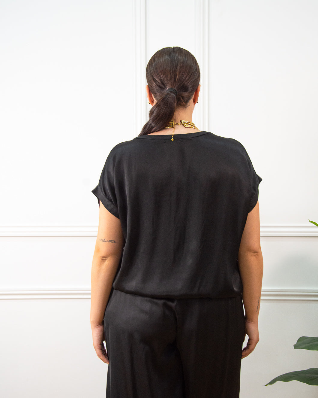 Blusa de raso satinado de mujer en negro