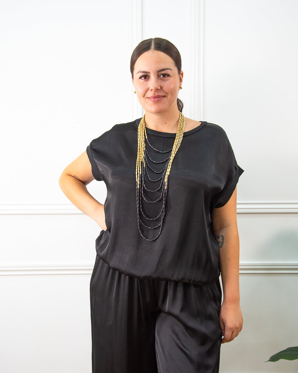Blusa de raso satinado de mujer en negro