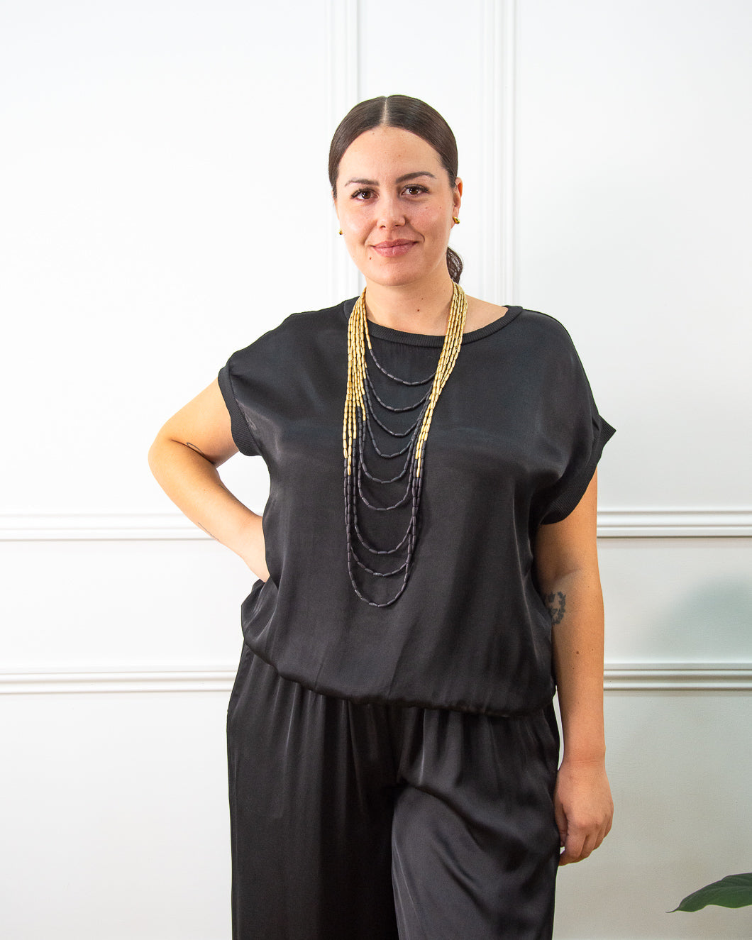 Blusa de raso satinado de mujer en negro