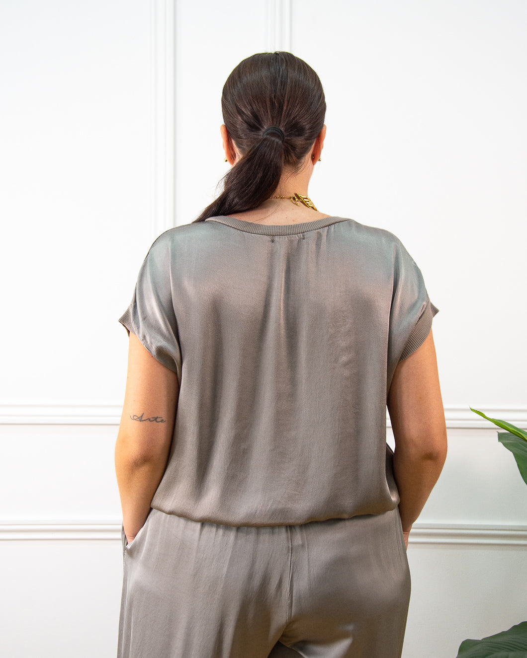 Blusa de raso satinado de mujer en taupe