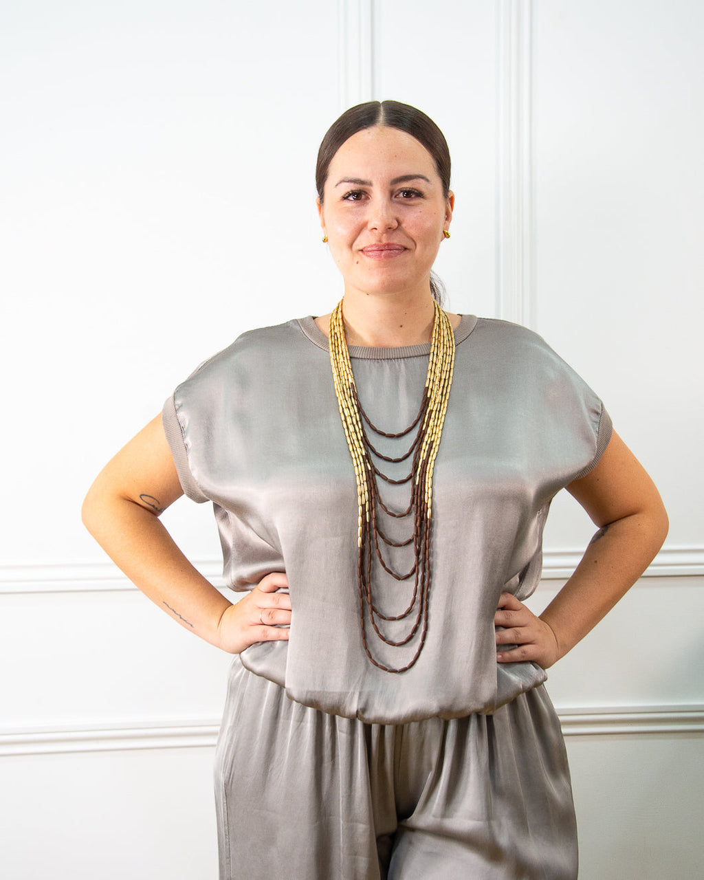 Blusa de raso satinado de mujer en taupe