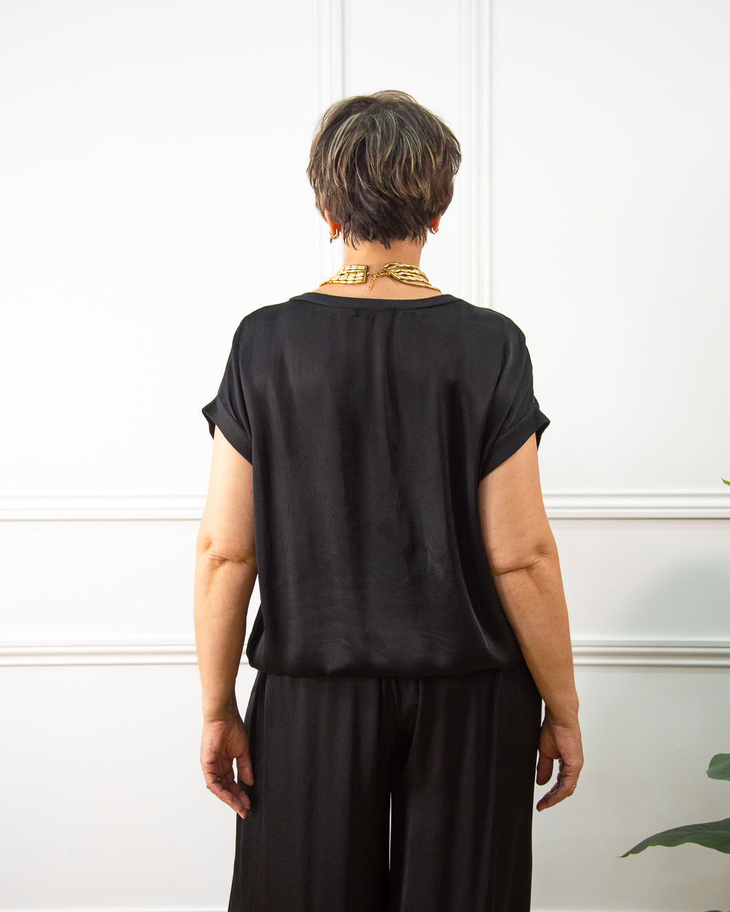 Blusa de raso satinado de mujer en negro