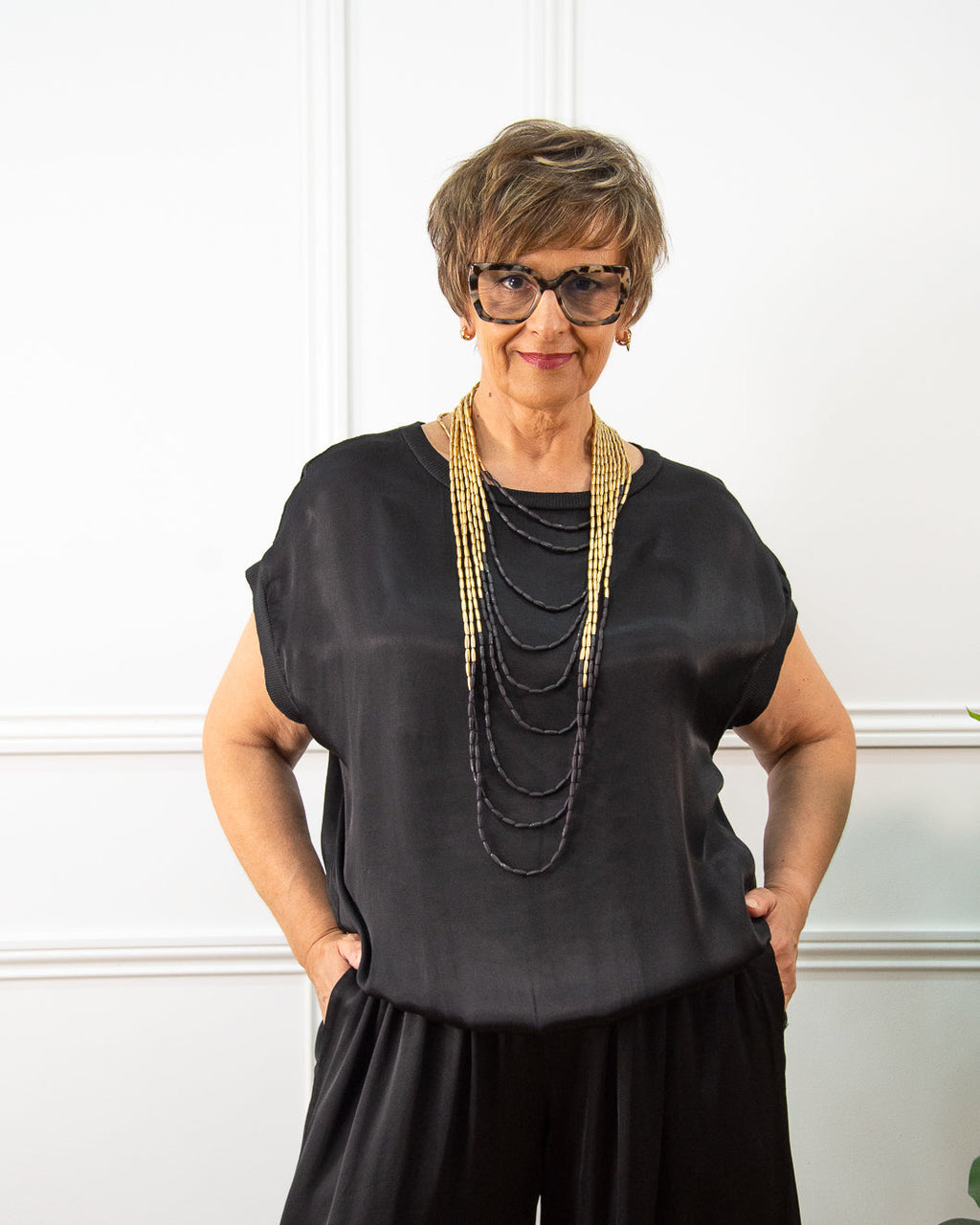 Blusa de raso satinado de mujer en negro