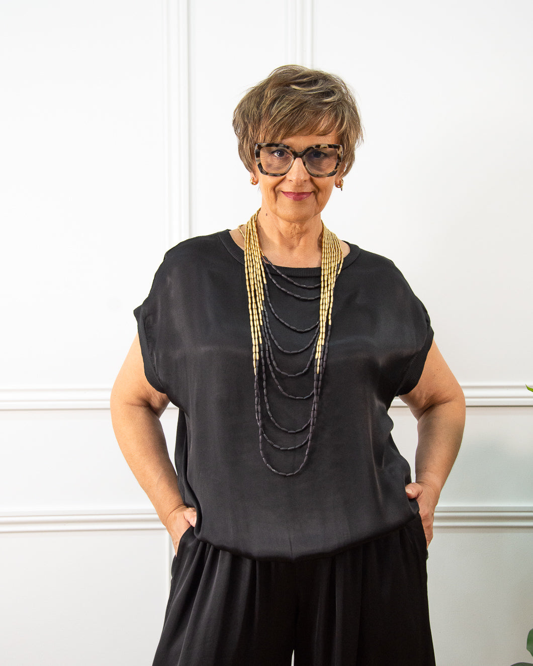 Blusa de raso satinado de mujer en negro