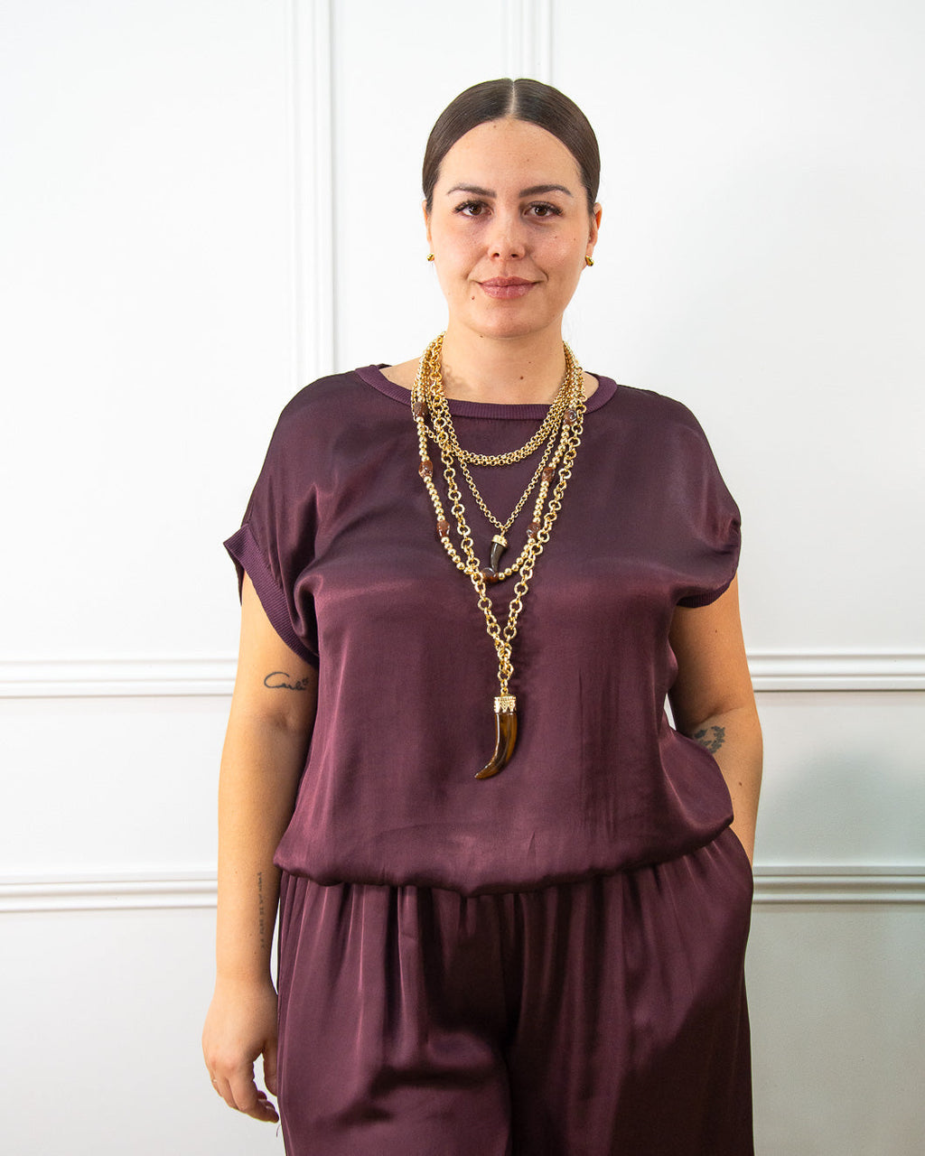 Blusa de raso satinado de mujer en berenjena