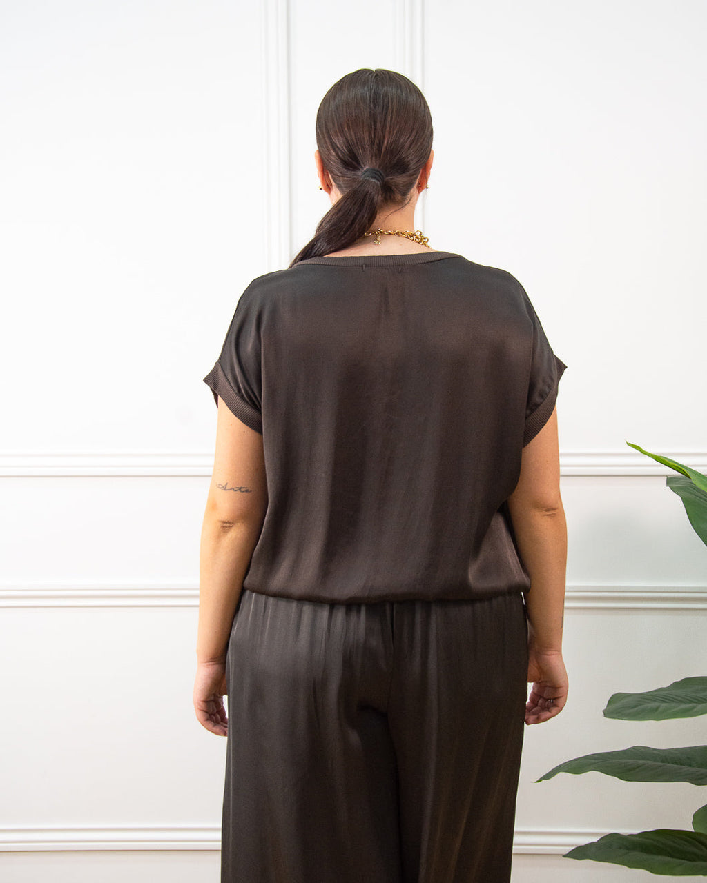 Blusa de raso satinado de mujer en marrón
