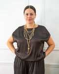 Blusa de raso satinado de mujer en marrón