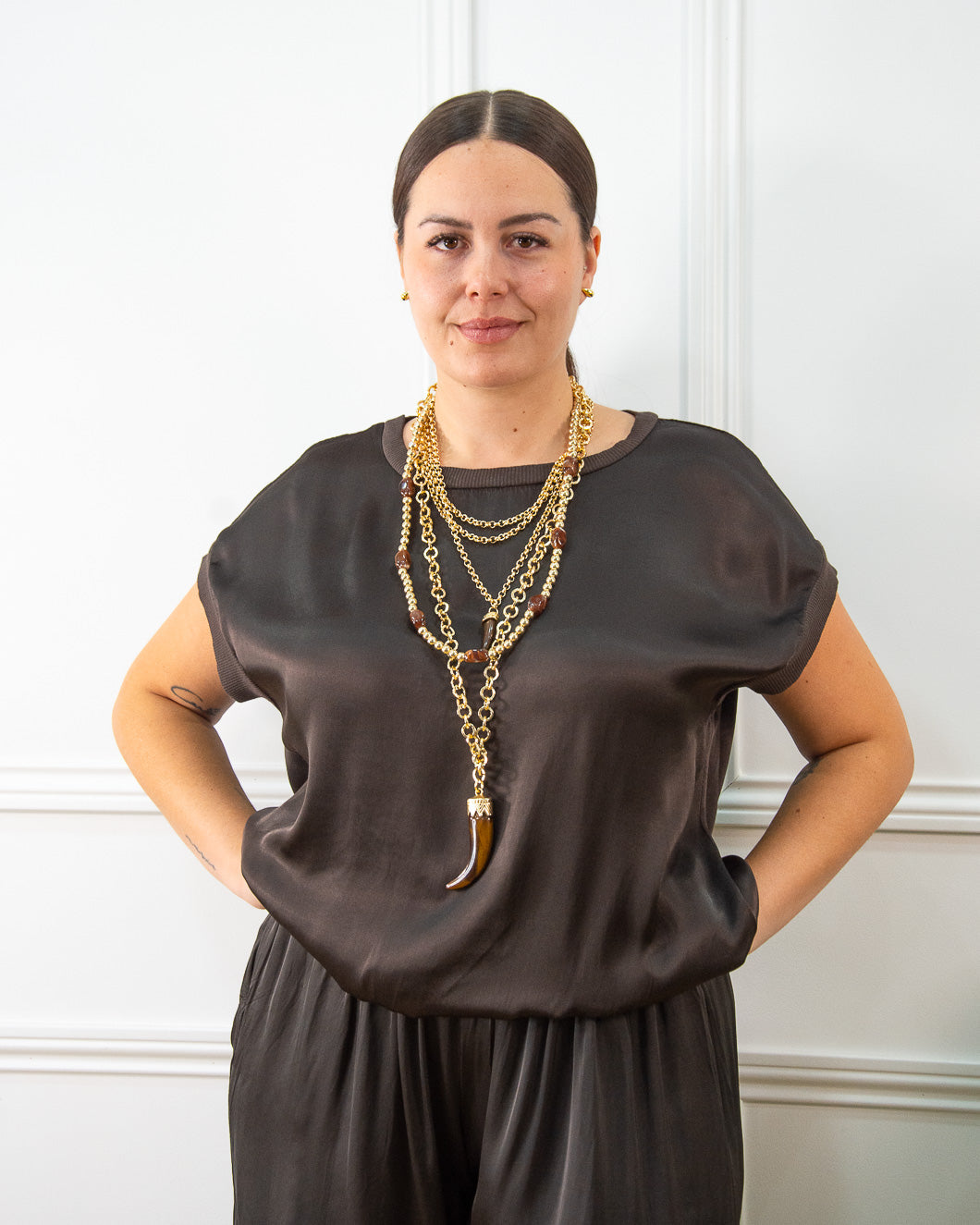 Blusa de raso satinado de mujer en marrón