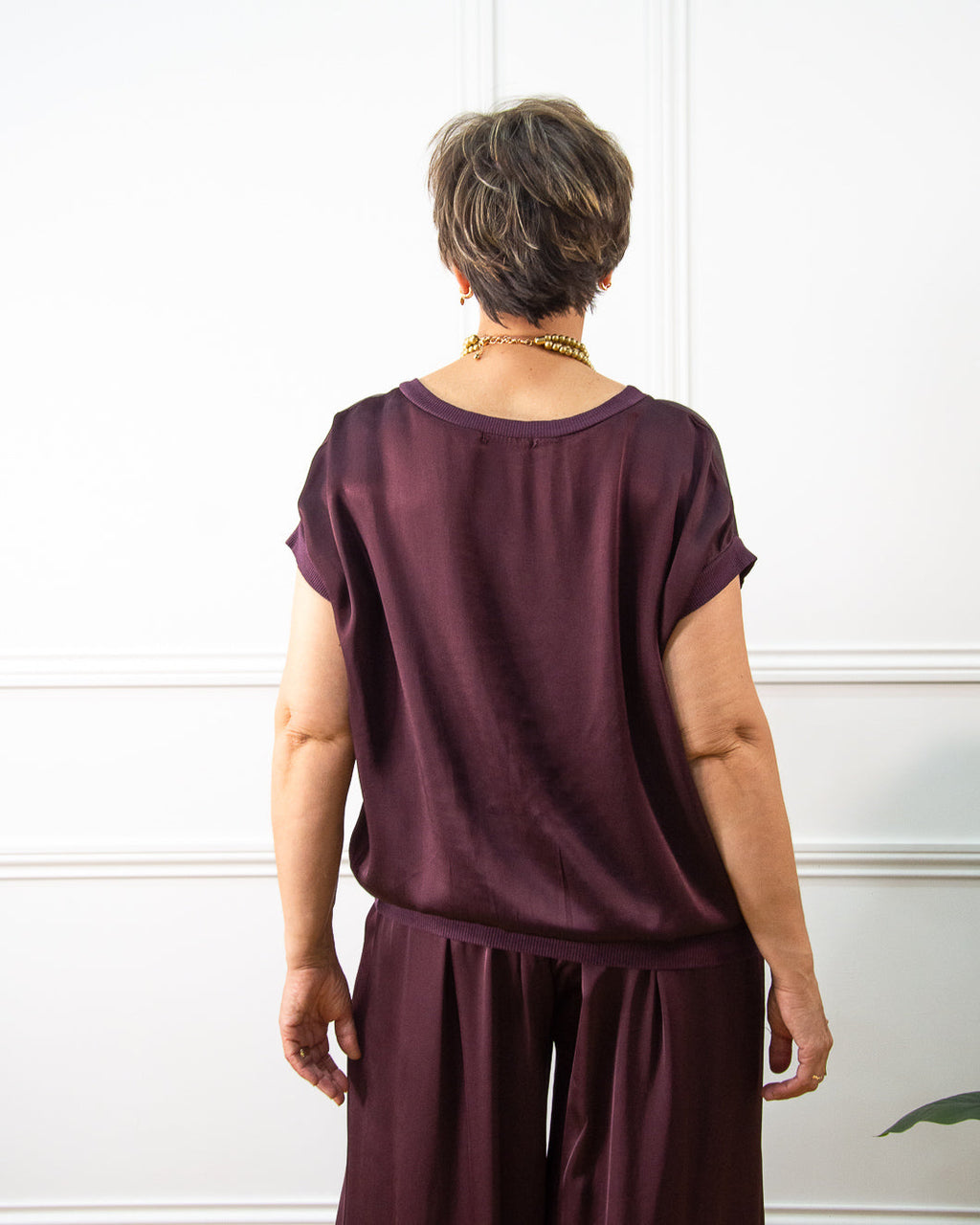 Blusa de raso satinado de mujer en berenjena