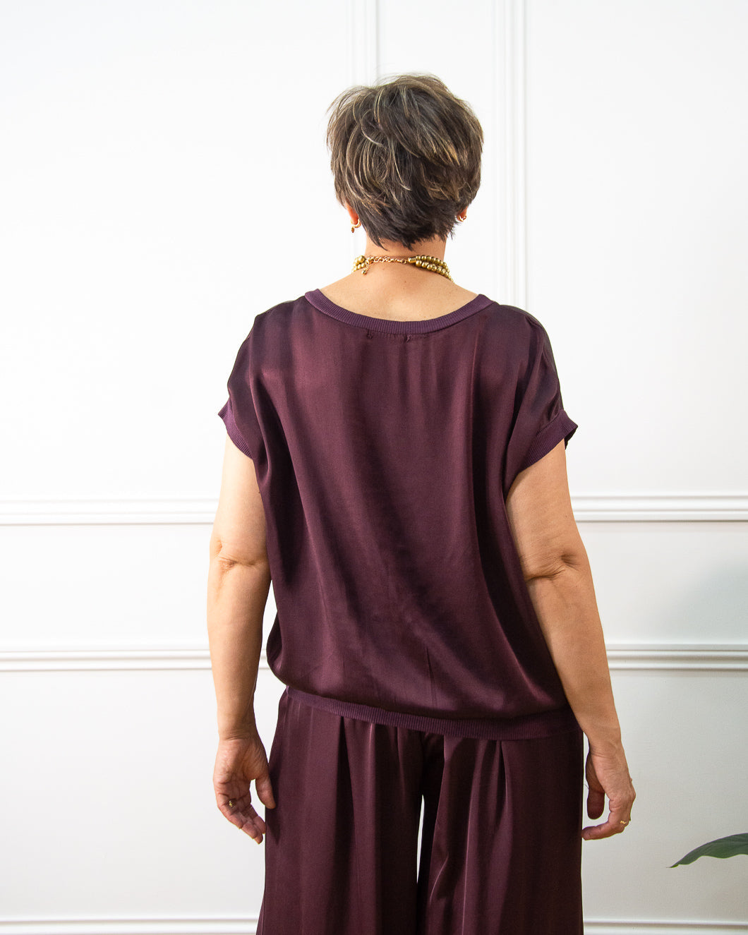 Blusa de raso satinado de mujer en berenjena