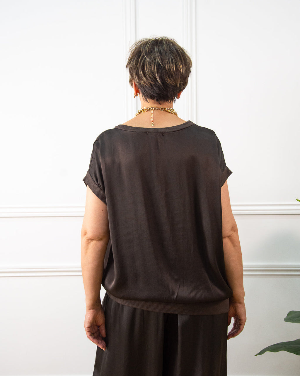 Blusa de raso satinado de mujer en marrón