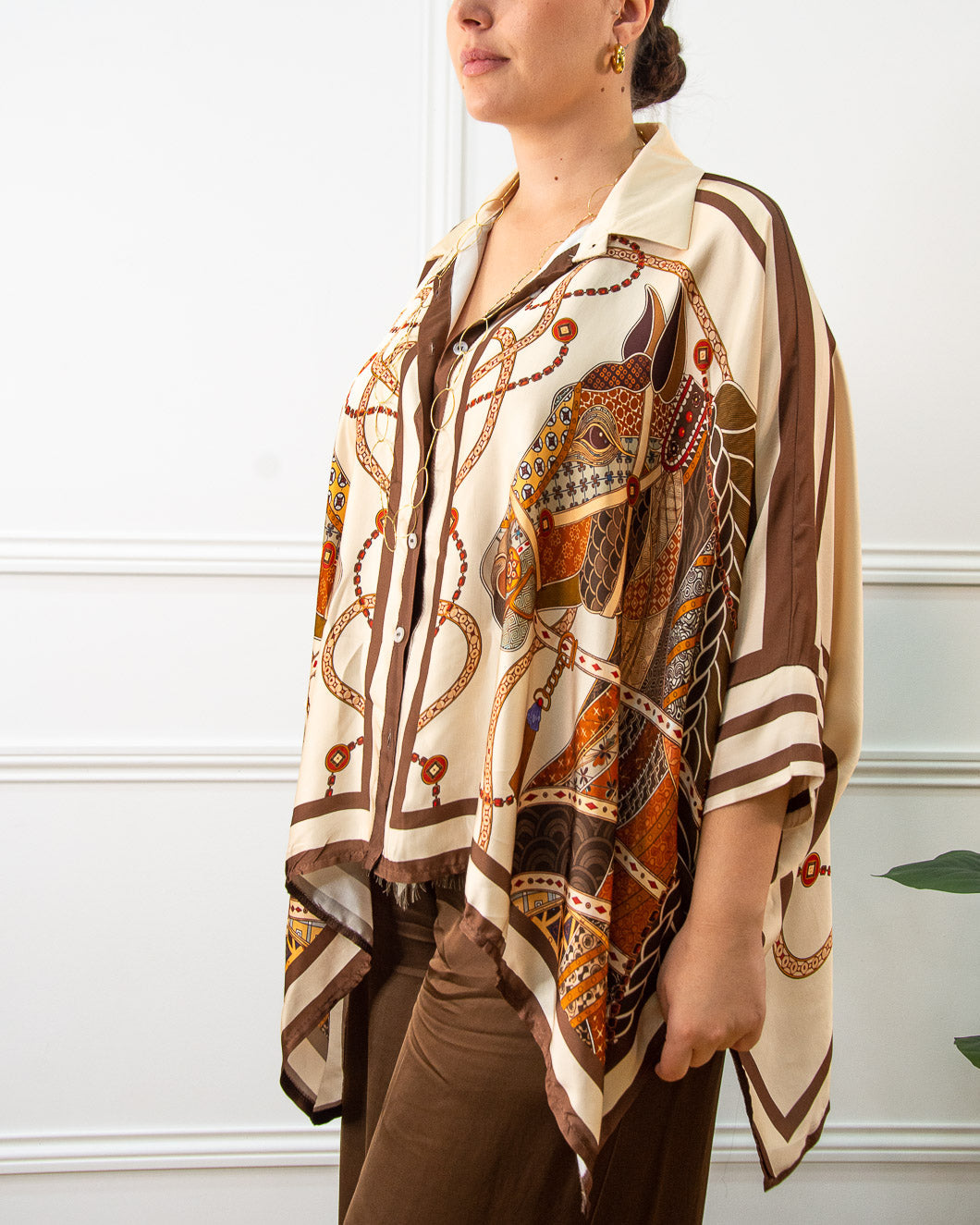 Blusa Caballo con estampado ecuestre en marrón